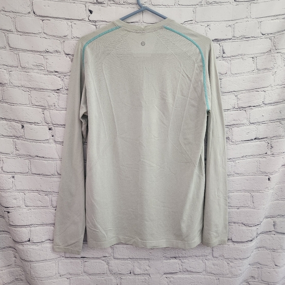 Lululemon Metal Vent - Picture 2 of 5